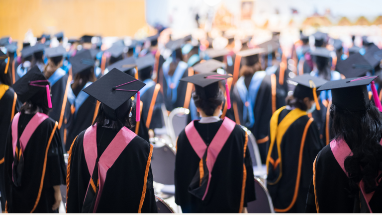étudiants diplômés en toge et chapeau